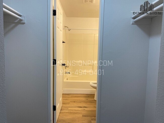 Building Photo - Charming 3 bed 2.5 Bath Duplex in Auburn