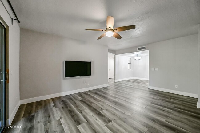 Building Photo - 2146 W Isabella Ave