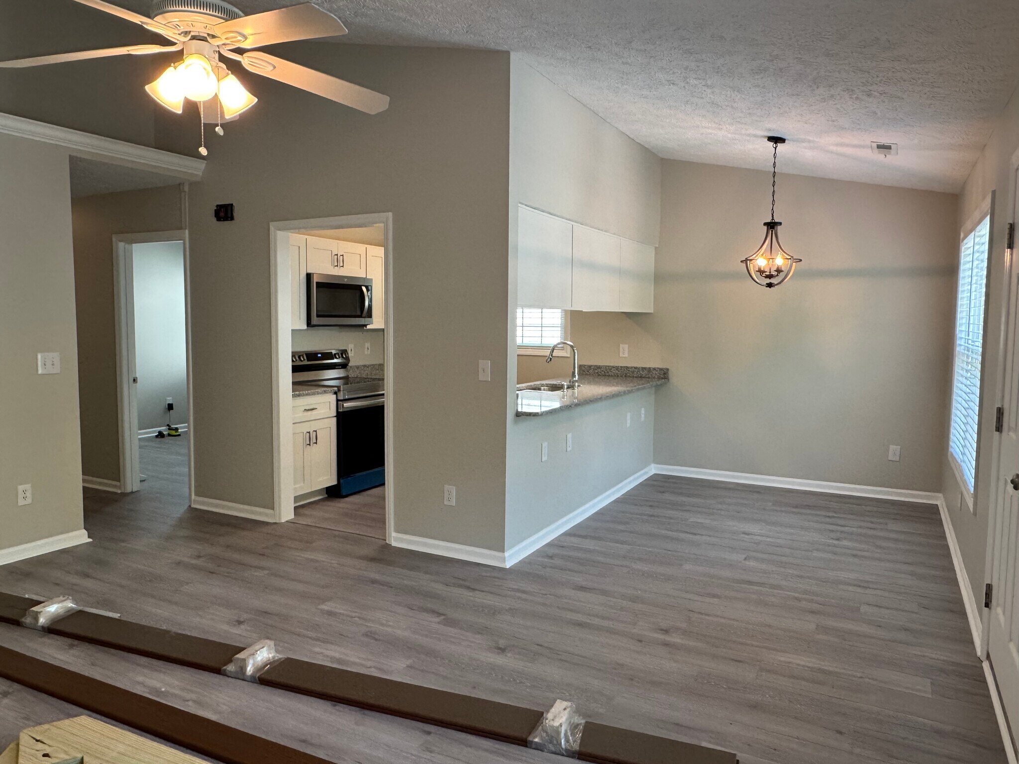 Building Photo - 624 Varsity Dr