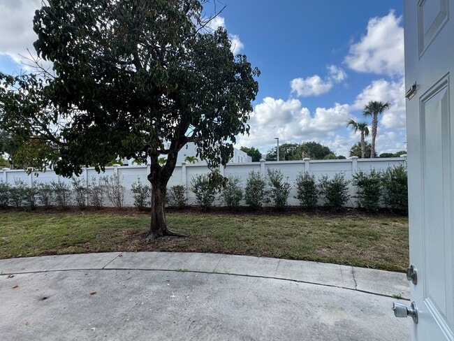 Building Photo - Garage Parking ** 2 Bedroom 1 Bath ** Offe...