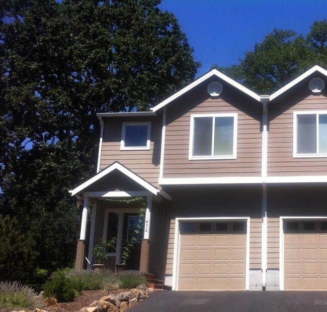 Building Photo - 472 SE Oak St