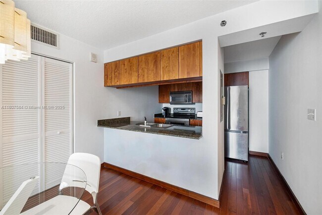 Building Photo - 1200 Brickell Bay Dr