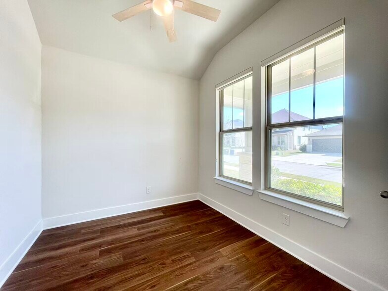 Building Photo - 3320 Eddington Dr