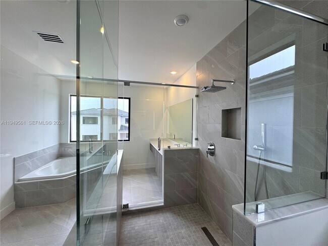 Building Photo - 19749 NE 16th Pl