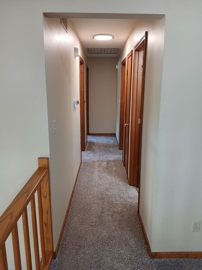 Building Photo - 3 bedrooms, 2.5 bathrooms, 2 car garage, with bonus flex room!