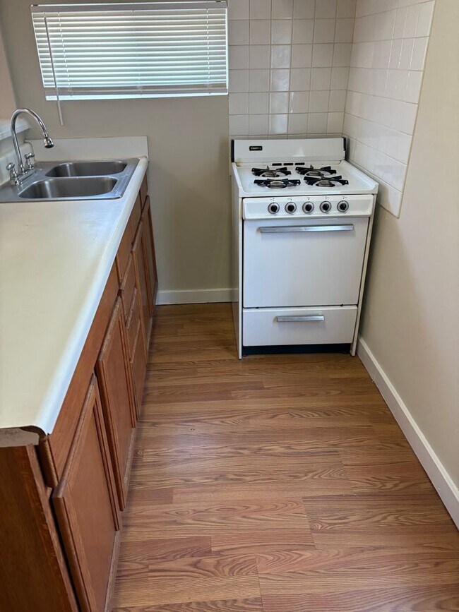 Building Photo - $1,895- ALL UTILITIES INCLUDED- BEAUTIFUL ...