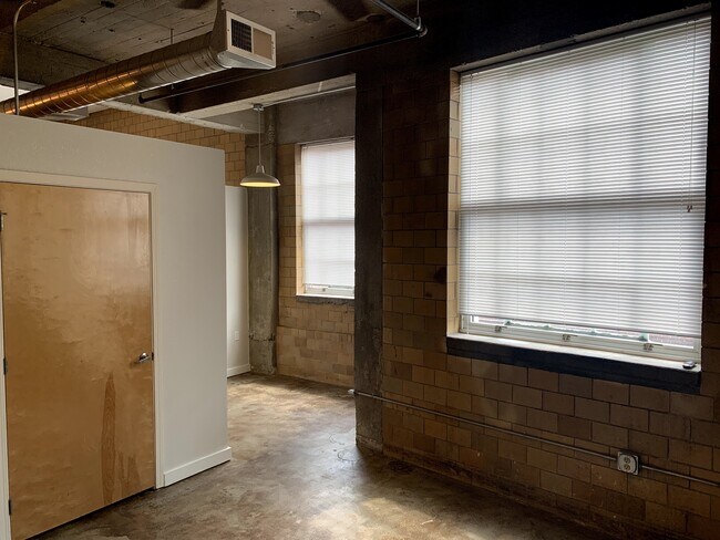 Building Photo - 2029 Wyandotte St