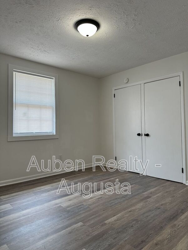 Building Photo - 469 Monetta St S E
