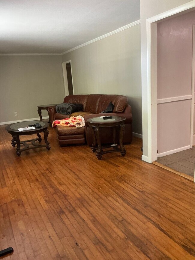 Building Photo - 3 bedroom 2 bathroom house conveniently lo...