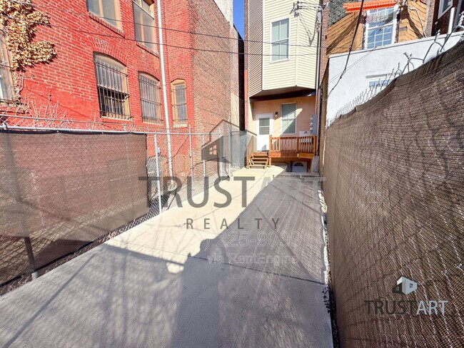 Building Photo - 910 N 41st St
