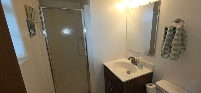 Building Photo - 3 Bedrooms! 2 Living areas! close to Mall! $1695