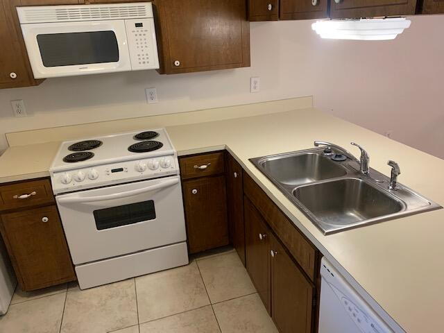 Building Photo - "Charming 2-Bed Townhouse with Spacious Living in Fort Walton Beach!"