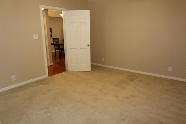 Building Photo - 2255 Braeswood Park Dr