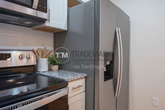 Building Photo - 323 N Mulberry St