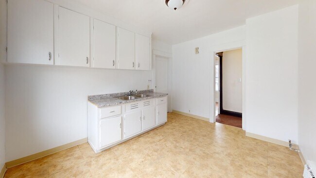 Building Photo - 2 bedroom/1 bath (upper unit)- 1ST MONTH FREE IF LEASE SIGNED BY 10/15