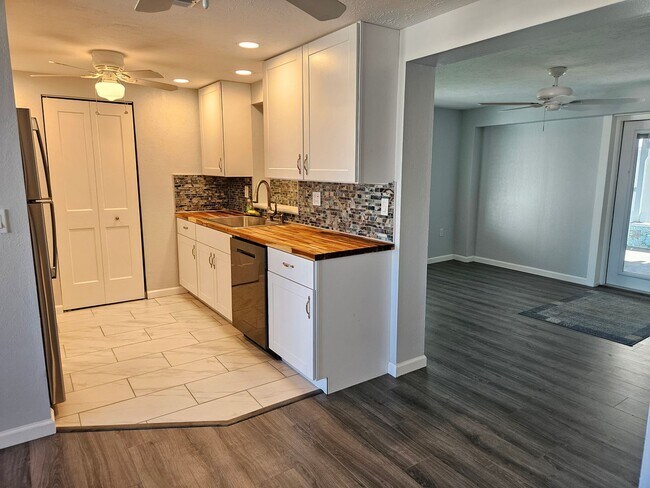 Building Photo - Annual Unfurnished 3 Bedroom 2 Bathroom Si...