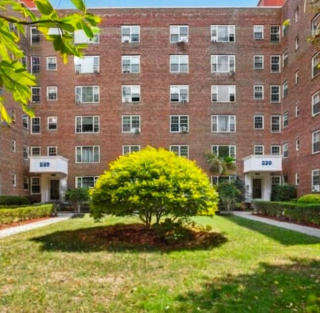 Building Photo - 230 Pelham Rd