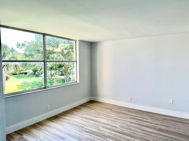 Building Photo - 14527 Bonaire Blvd