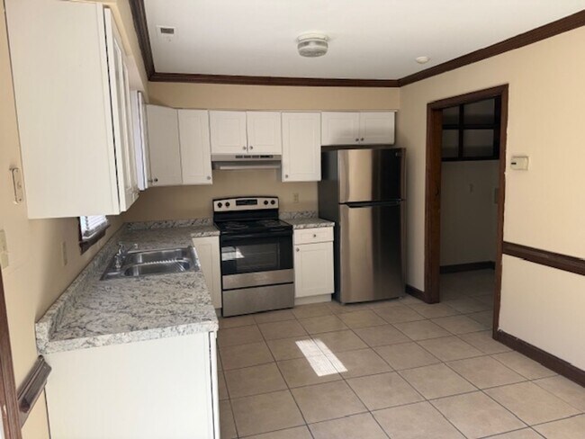 Building Photo - Three Bedroom 1.5 Bath Townhouse in Wester...