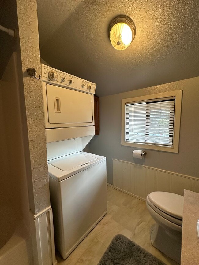 Building Photo - Cozy 2 bedroom 1 bathroom home in Everett!