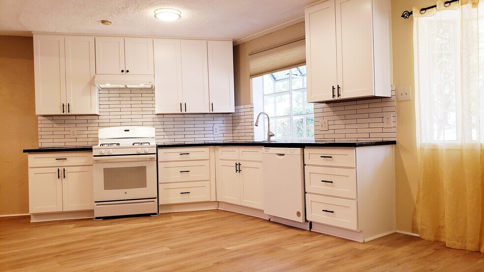 Primary Photo - 409 Ridgeway St