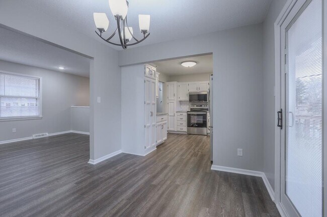 Building Photo - 6725 NW Hilldale Dr