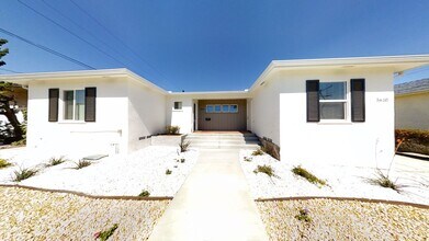 Building Photo - Big Bedrooms, Great Yard!