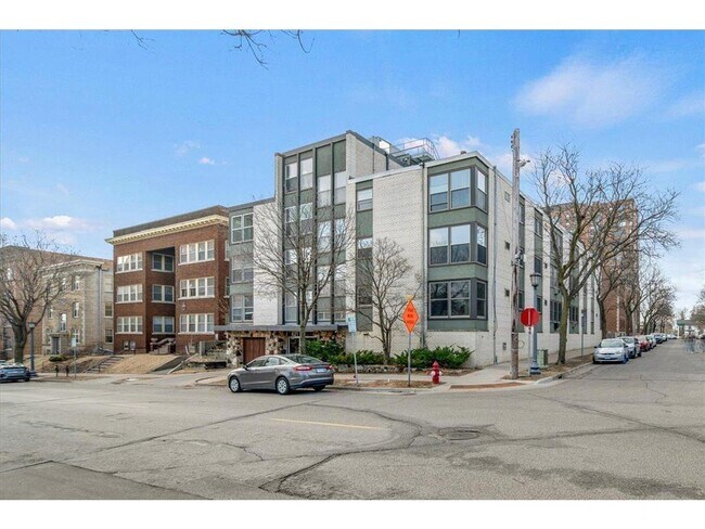 Building Photo - 821 Douglas Ave