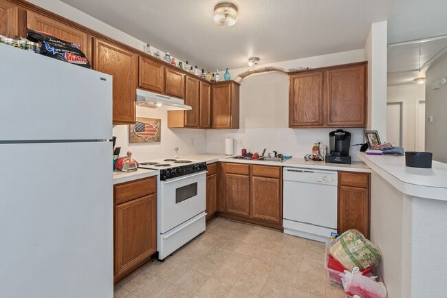 Building Photo - AUGUST PRE-LEASE!!  Cute 2 Bedroom 2 Bathr...