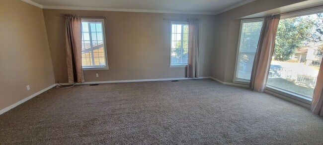 Building Photo - Beautiful house with natural light