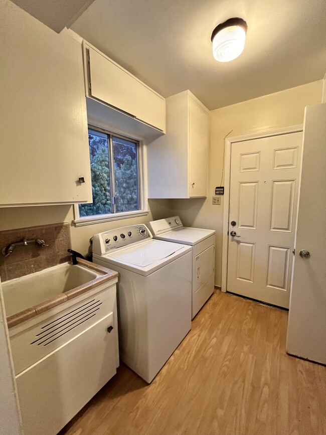 Laundry Room - 11232 Greenlawn Ave