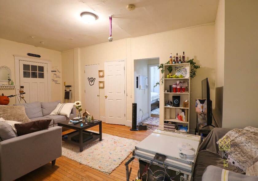 Building Photo - 322 St Paul St