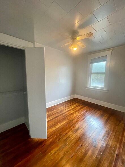Building Photo - 3020 Kenyon Ave