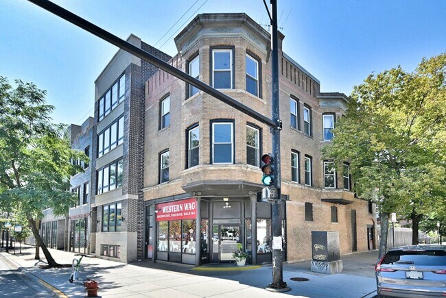 Building Photo - 1458 N Western Ave