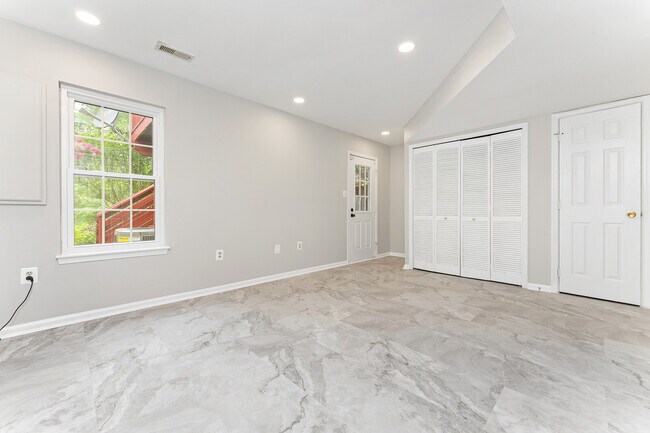 1st floor - 44132 Mistletoe Ter