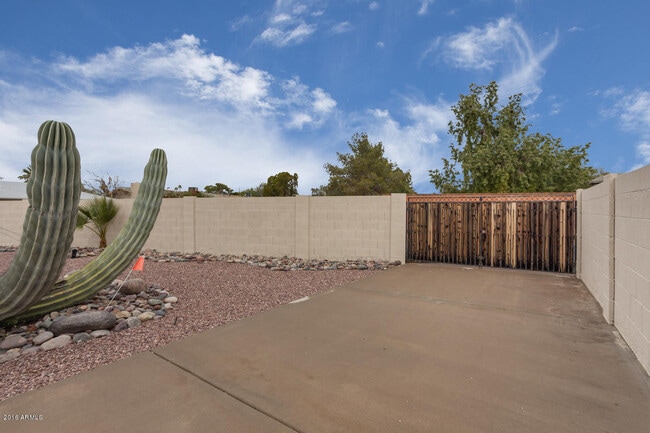 Building Photo - 610 E Malibu Dr