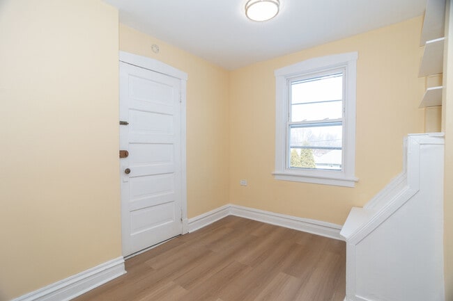 Building Photo - 1330 W Norwood St