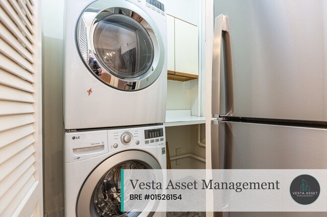 Building Photo - A Jaw-Dropping Light-Filled Three-Bedroom Home in the Heart of the City