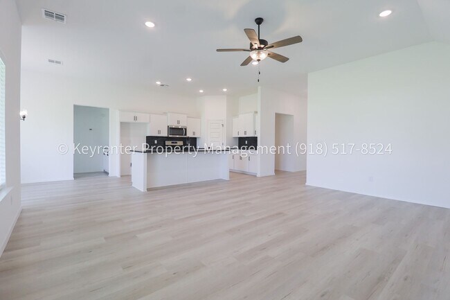 Building Photo - 2908 S Redwood Ave