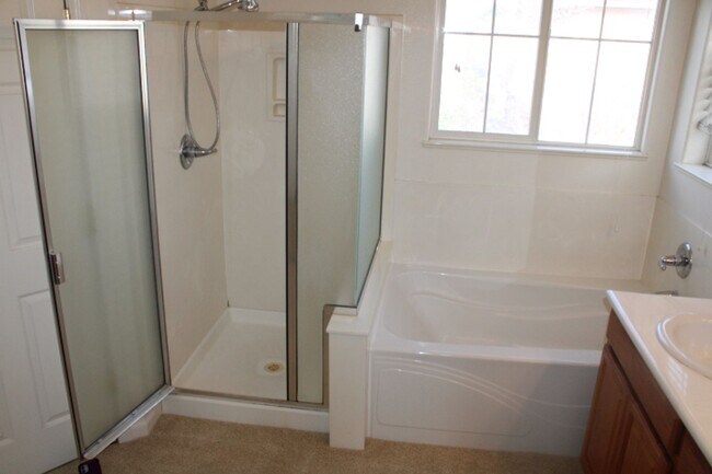 Building Photo - 524 Rosewood Ln