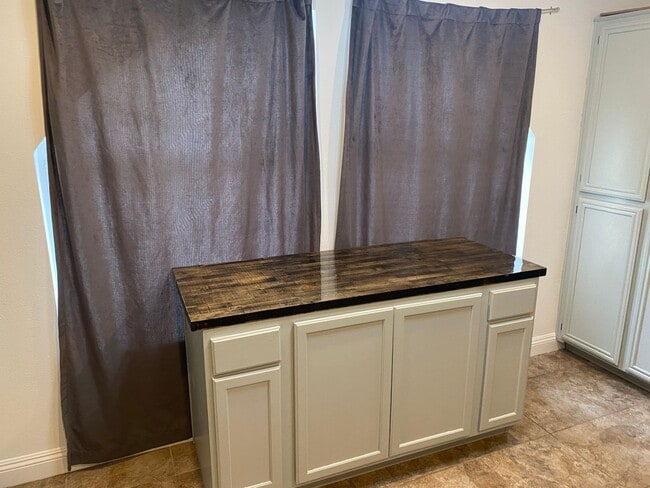 Building Photo - NW!! Single Story!! No Carpet!! No HOA!! B...