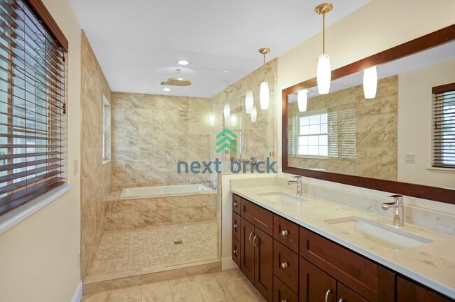 Building Photo - Spacious 5 Bed 2.5 Bath for Rent in Bellevue!
