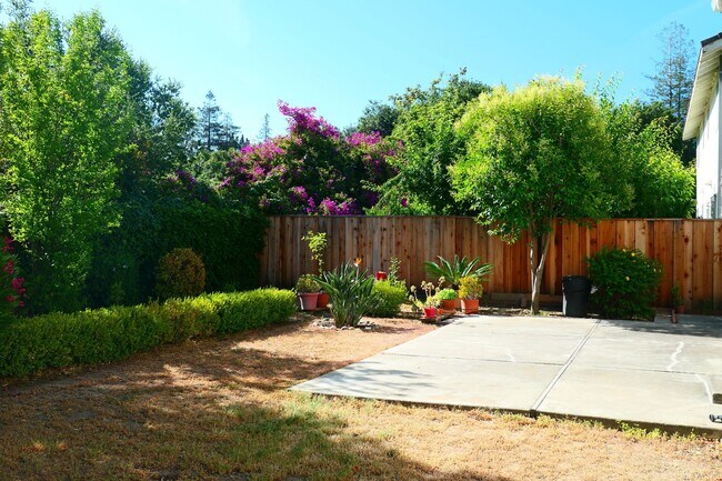 Building Photo - 5 bed/2.5 bath single family home in W. Sa...