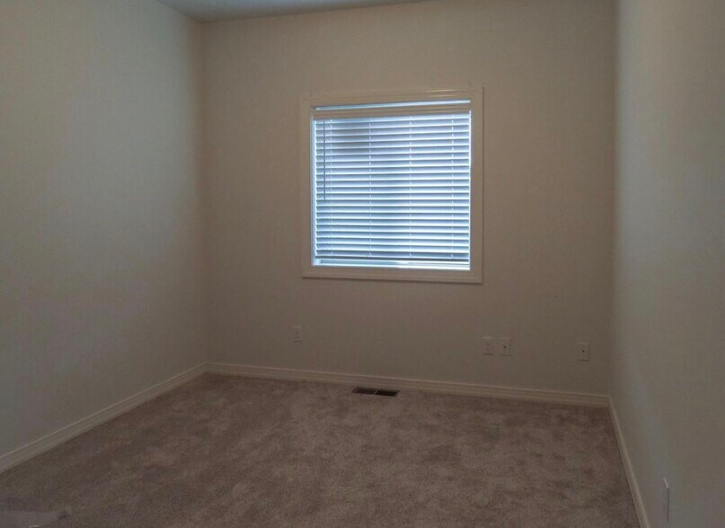 Building Photo - 758 Meadowlawn Pl