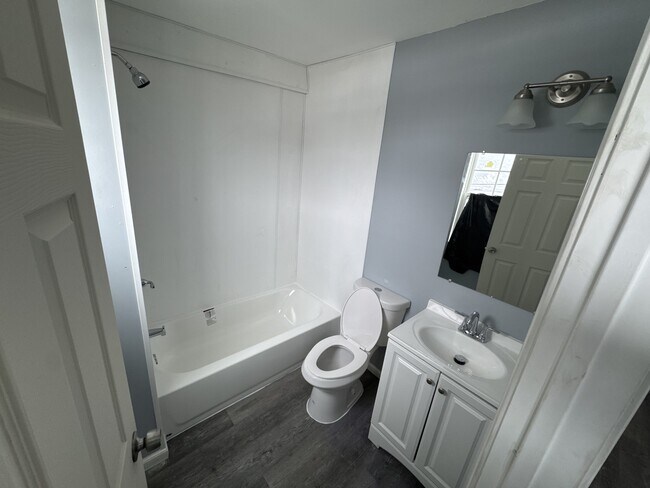 Building Photo - 804 W Mulberry St