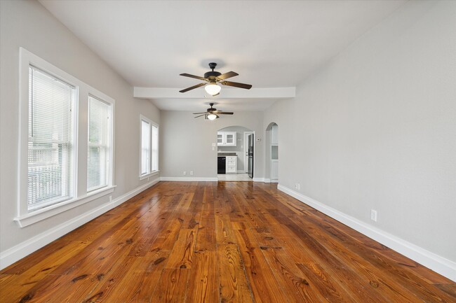 Building Photo - 409 Pecore St