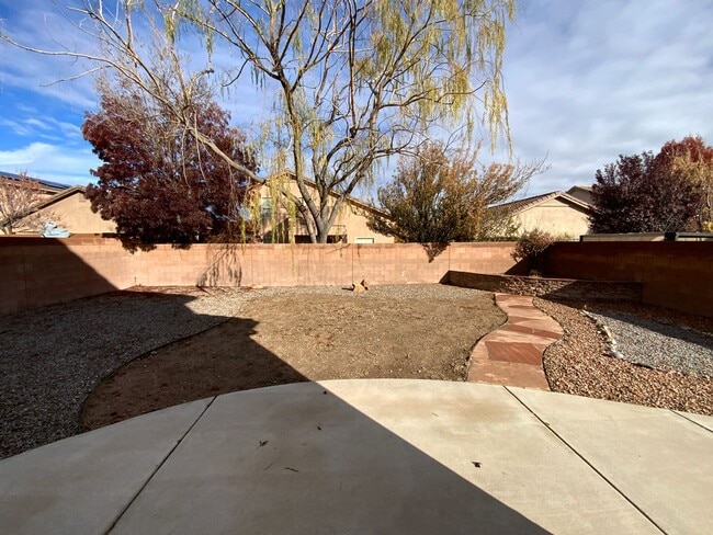 Building Photo - 3 Bedroom Home Available Near Unser Blvd NW & Rainbow Blvd NW!