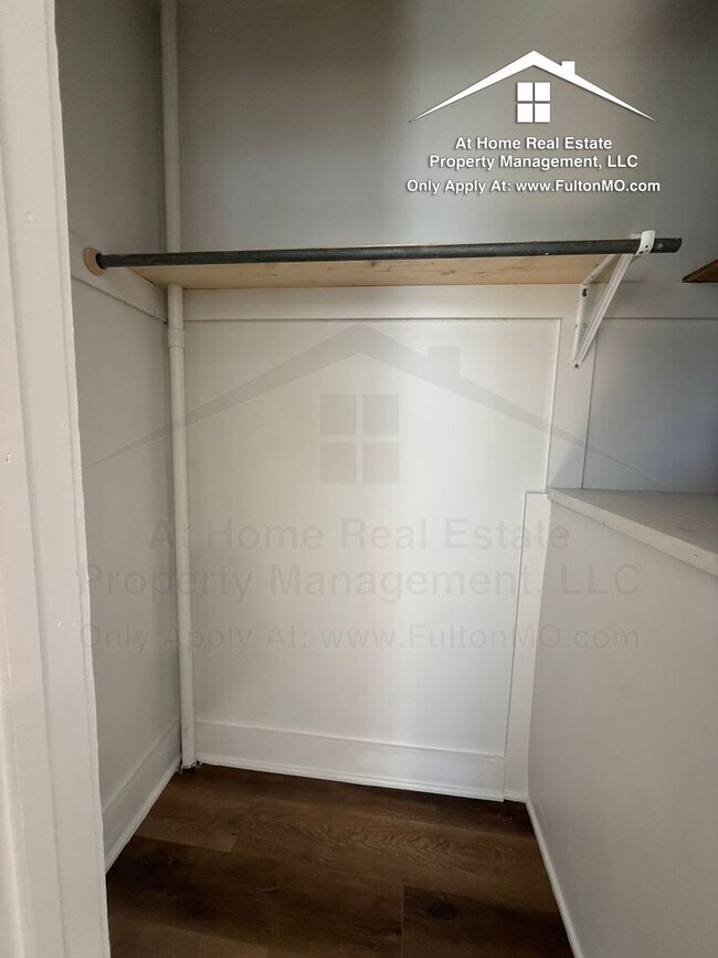 Building Photo - 210 W 6th St