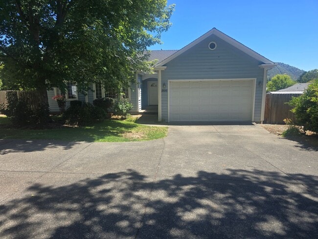 Building Photo - 3 bed 2 bath Home for Rent in Grants Pass