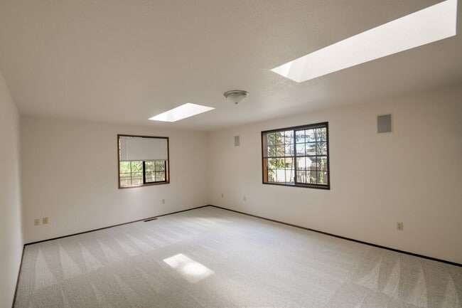 Building Photo - Rent 3 bed property for $2750 per month